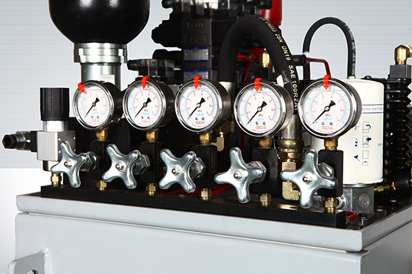 CH140805：数控滚齿机