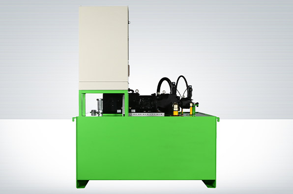 CH131015-L：第一代轮胎硫化机（左）