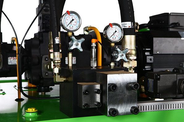 CH131015-L：第一代轮胎硫化机（左）