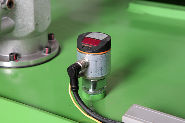 CH131015-R：第一代轮胎硫化机（右）