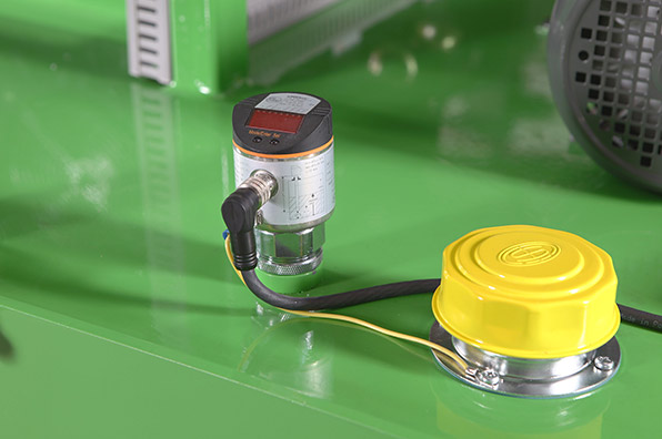 CH151020-R：第二代轮胎硫化机（右）