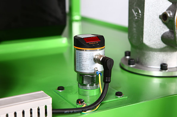 CH131015-L:First-Generation Tire Vulcanizing Machine (Left)