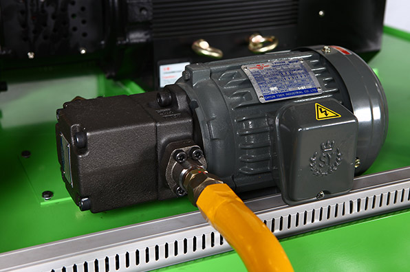 CH131015-L:First-Generation Tire Vulcanizing Machine (Left)