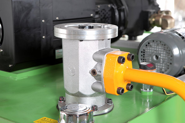 CH131015-R:First-Generation Tire Vulcanizing Machine (Right)