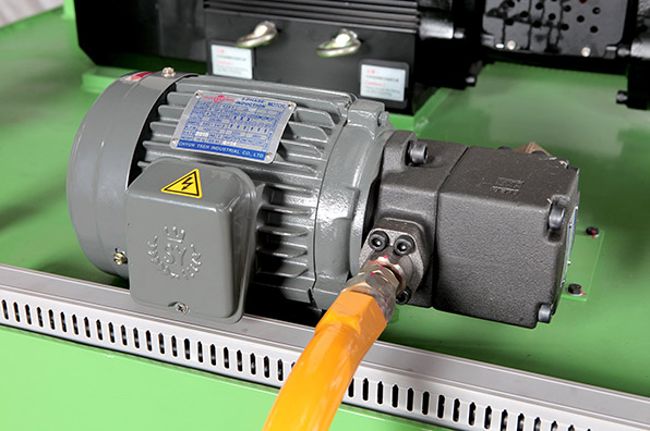 CH131015-R:First-Generation Tire Vulcanizing Machine (Right)